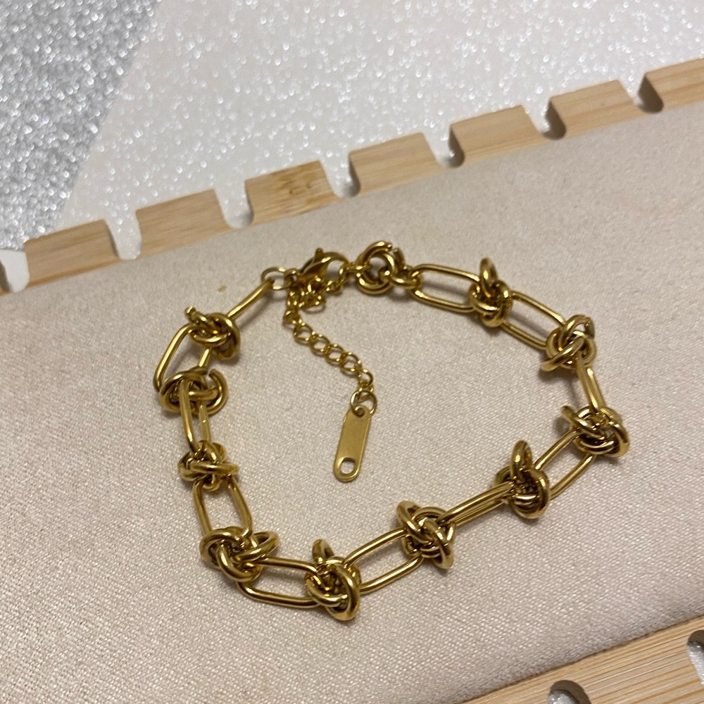 ANOUSHA STATEMENT BRACELET - Picture 13 of 13